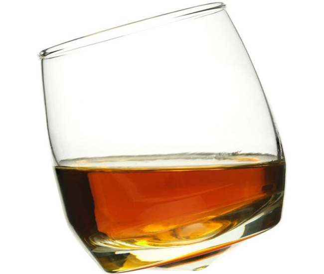 Bujające się szklanki do whisky
